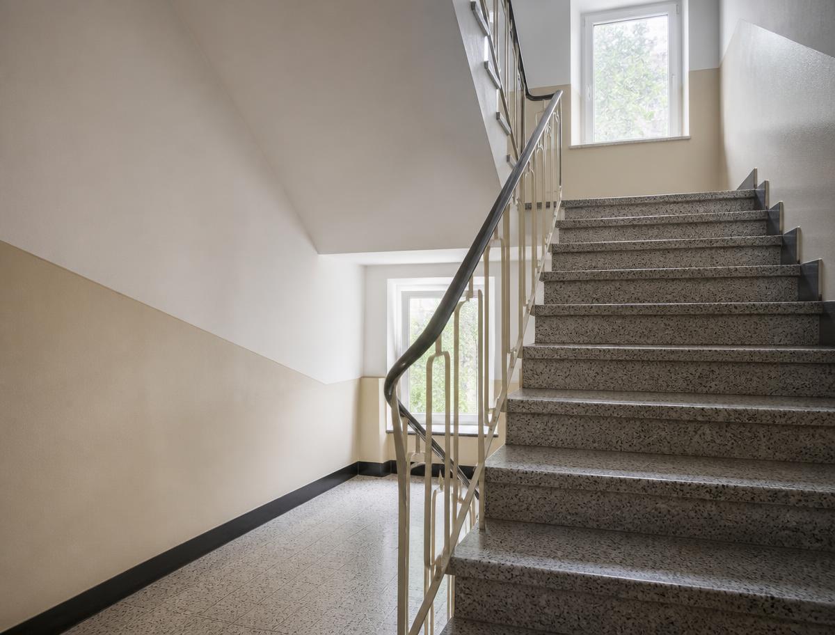 Frisch gereinigtes Treppenhaus eines Mehrfamilienhauses mit Terrazzostufen